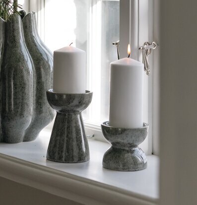 Bild: Gröna ljusstakar och vaser i mossig keramik i fönster