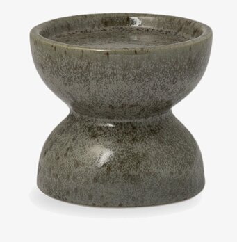 Bild på låg grön ljusstake med geometrisk design och glasyr