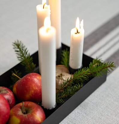 Bild av stämningsfull ljusstake med äpplen och grankvistar