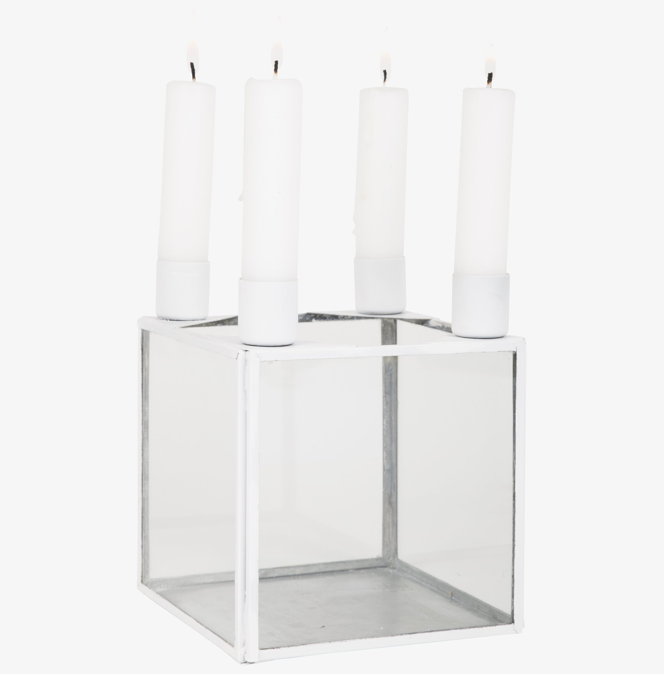 Bild av stilren ljuslykta med vit metallram och glas