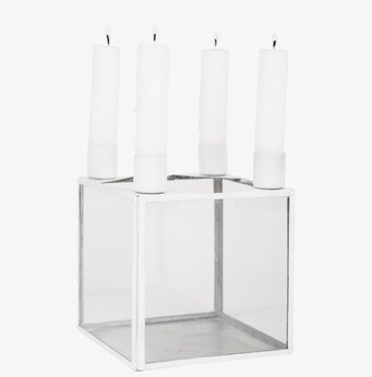 Bild av stilren ljuslykta med vit metallram och glas