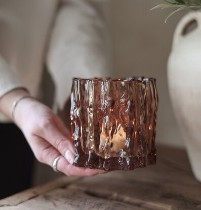 Bild av kastanjebrun ljuslykta på rustikt träbord med värmeljus