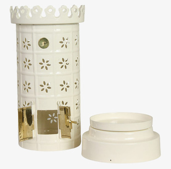 Bild av vit värmeljushållare i kakelugnsstil med underrede