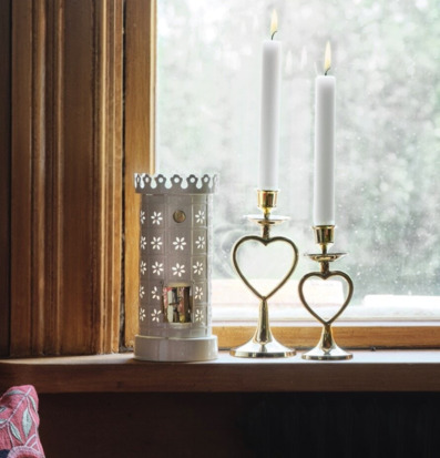 Bild: Fönsterbräda med ljuslyktor, mässing och trädetaljer