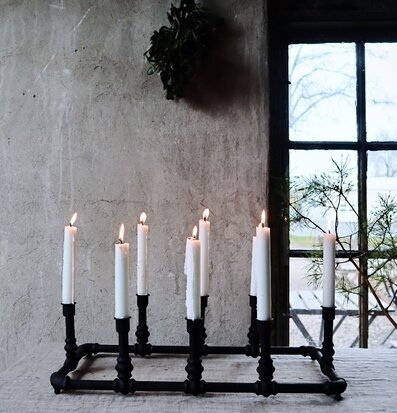 Bild av ljusstake i rustikt rum med vinterljus och dekoration