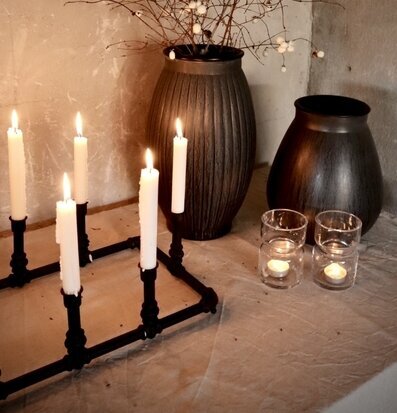 Bild av harmoniskt stilleben med ljusstake och glaslyktor