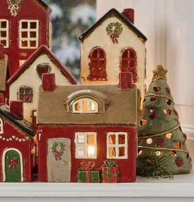 Bild av röda och vita keramiklyktor som små vinterhus