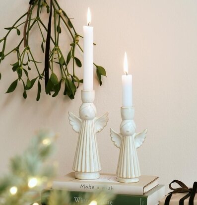 Bild på harmonisk inredning med änglaljusstakar och mistel