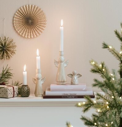 Bild av harmonisk vinterinredning med änglar och ljusstakar