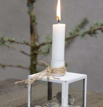 Foto av elegant ljuslykta med glas och vit metallram