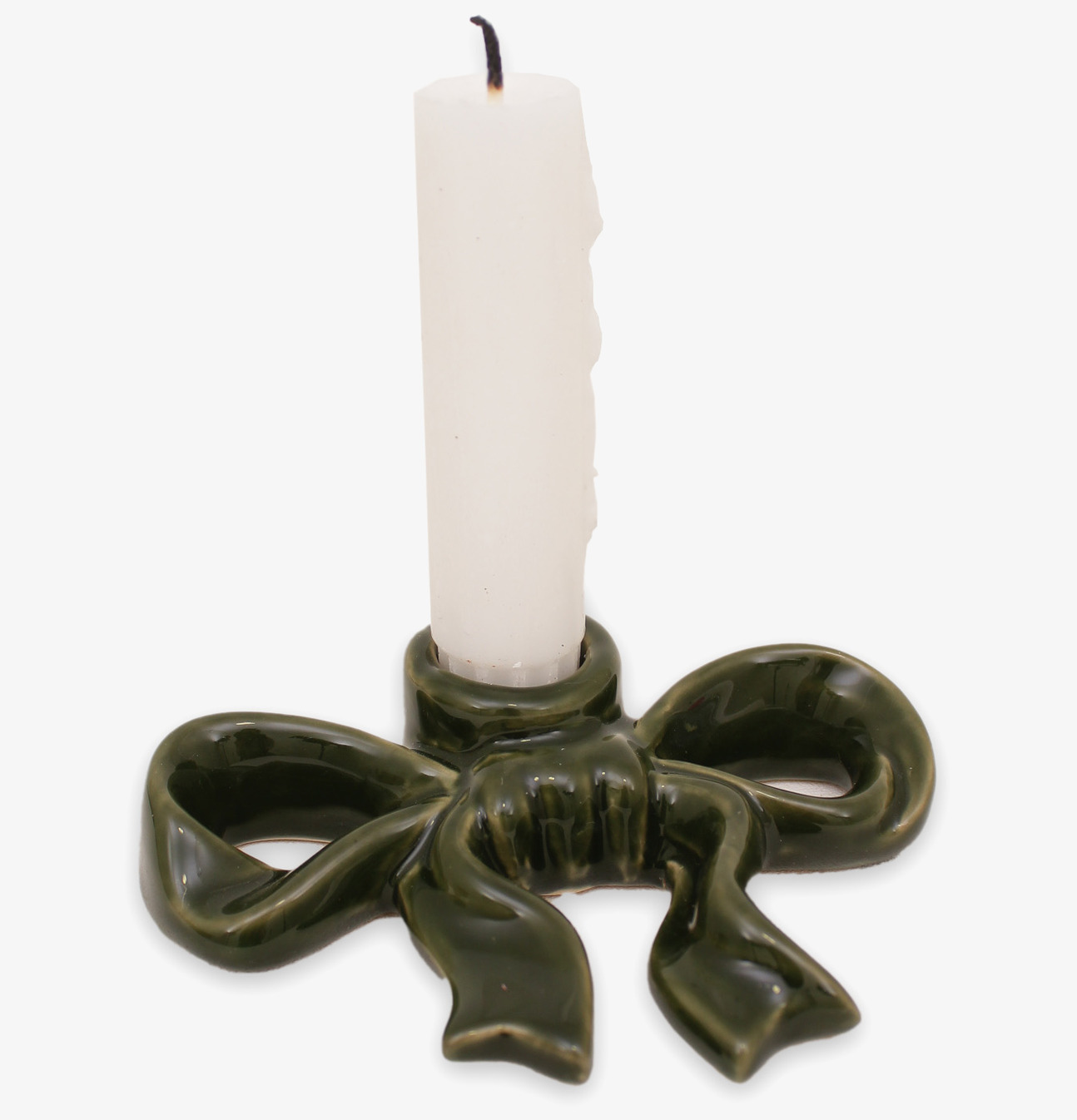 Bild av grön rosett ljusstake med vitt ljus på vit bakgrund