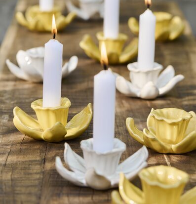 Bild på ljusstakar formade som påskliljor i mjuka vårtoner