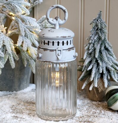 Bild av stämningsfull vinterlanterna med snö och dekorationer