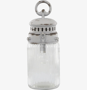 Bild av ljuslykta i antikvit metall och glas med detaljer