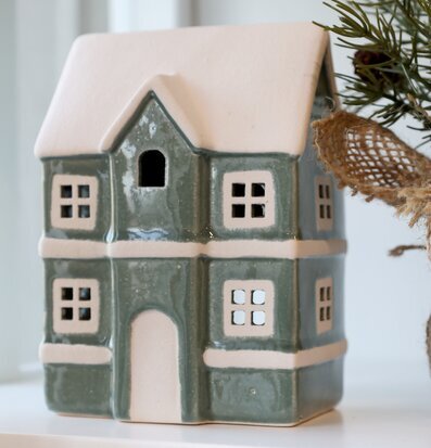 Bild av dekorativ ljuslykta i form av grönt keramikhus