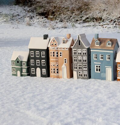 Bild av dekorativa huslyktor i snötäckt vinterlandskap