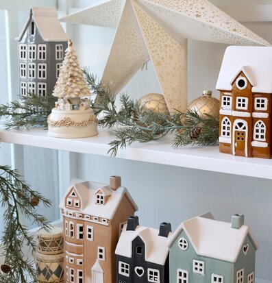 Bild: Dekorativa ljuslyktor och vinterdetaljer på hyllor