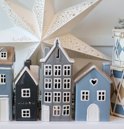 Bild av vintermys med keramikhus, pappersstjärna och trummor