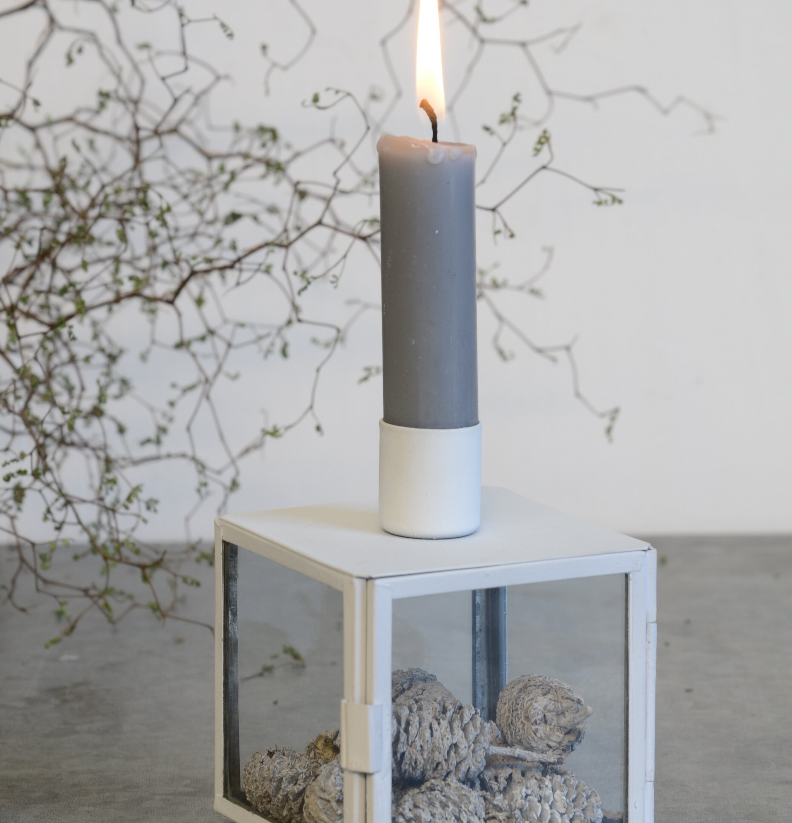 Bild av elegant vit ljuslykta med grått stearinljus