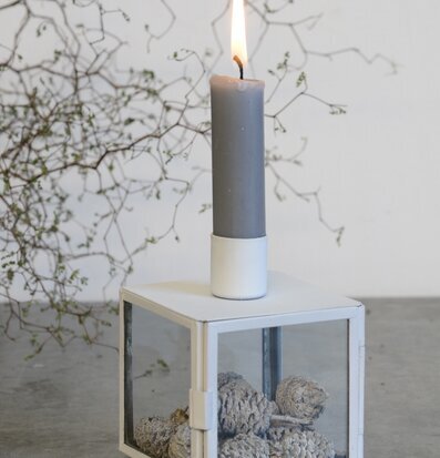 Bild av elegant vit ljuslykta med grått stearinljus