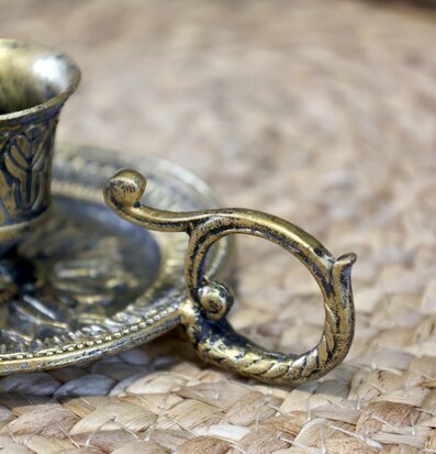 Bild på antik ljusstake i mässing med detaljer och hantverk