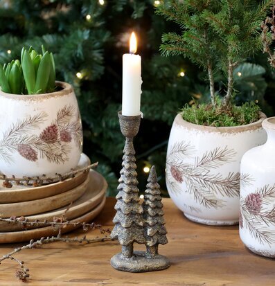 Bild av vinterinspirerad ljusstake och naturkrukor i harmoni