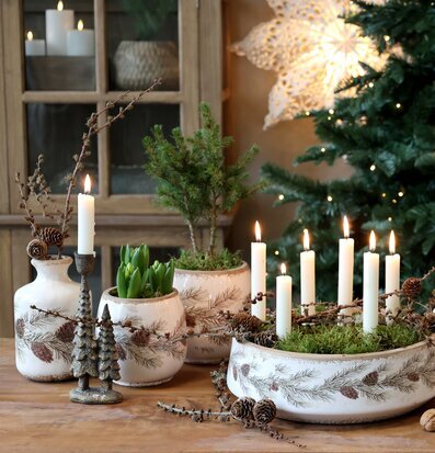 Bild av ombonat vinterstilleben med ljusstake och naturmaterial