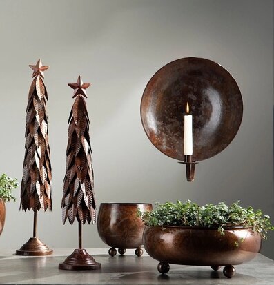 Bild: Harmonisk inredning med bruna metaller och gröna växter