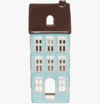 Bild på ljuslykta i form av keramik hus med blå glasyr