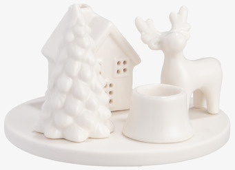 Bild av vinterdekoration med gran, hus, älg och ljushållare