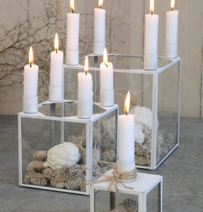 Bild av eleganta ljuslyktor med naturliga dekorationer