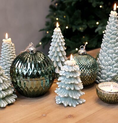 Bild av julstilleben med gröna ljuslyktor och dekorationer