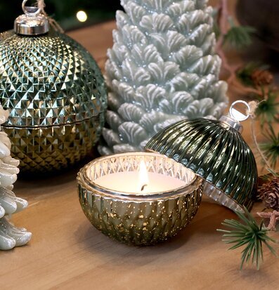 Bild med julkula och ljuslykta i grönt – vinterinredning