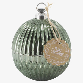 Bild av mossgrön räfflad ljuslykta med etikett och snöre