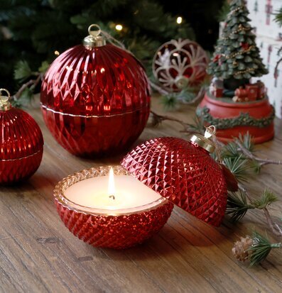 Bild av stämningsfull julmiljö med röda glaslyktor och gran