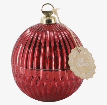 Bild av röd julkula i glas med jutesnöre och etikett