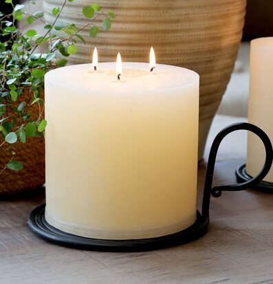 Bild på kammarljusstake för blockljus i lantlig miljö