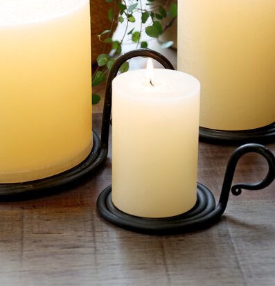 Bild: Rofyllt ljusarrangemang med kammarljusstake och grönska