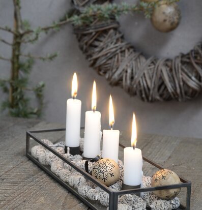 Bild av stilren ljusstake i glas med naturliga dekorationer