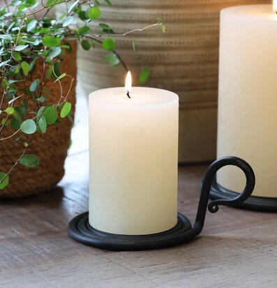 Bild: Detaljrik kammarljusstake med blockljus och grönska