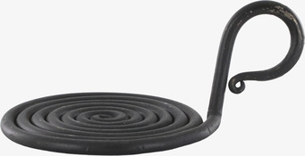 Bild på spiralmönstrad kammarljusstake med patinerad yta