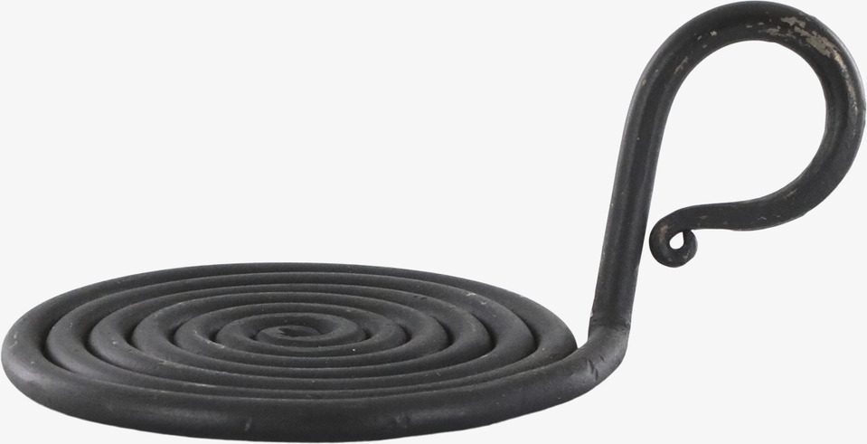 Bild på spiralmönstrad kammarljusstake med patinerad yta