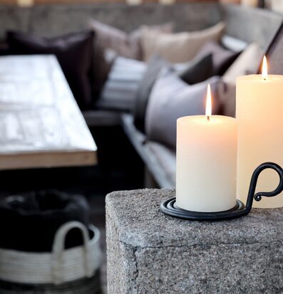 Bild av harmoniskt vardagsrum med blockljus och stenbord