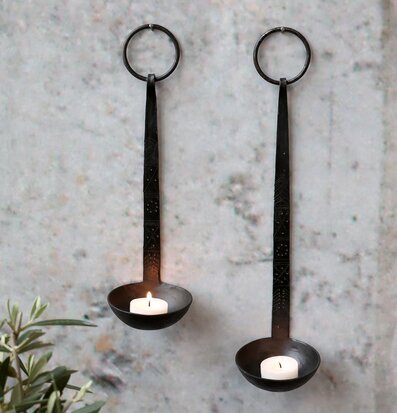 Bild på väggmonterade ljushållare i antiksvart metallfinish