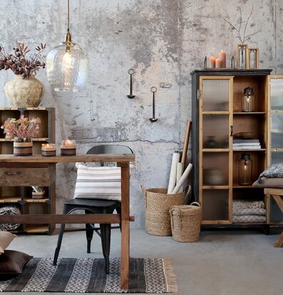 Bild: Harmonisk inredning med naturmaterial och industriella detaljer