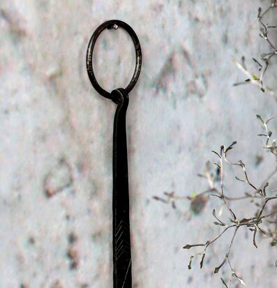 Bild av ljusstake i antiksvart metall med ring och mönster