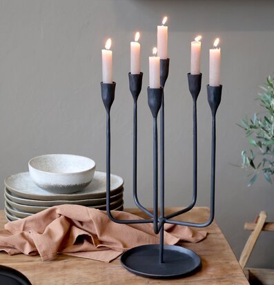 Bild på rustik dukning med svart ljusstake och keramikservis