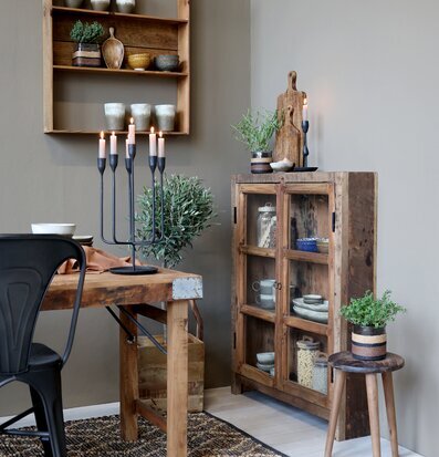 Bild: Harmonisk inredning med trä, metall och levande ljus