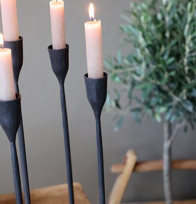 Bild av elegant ljusstake i rustik interiör med mjuka toner