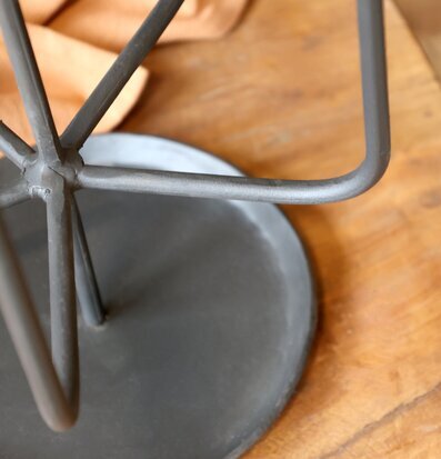 Bild av elegant svart ljusstake i metall på träbord